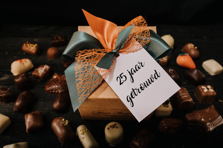 Doosje pralines 250 gr &quot;25 jaar getrouwd&quot;