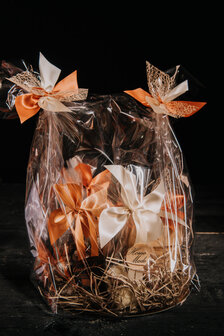 Geschenk met 3 zakjes verschillende producten en een doosje pralines