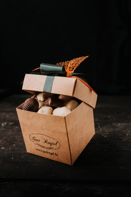 Doosje zonder melk chocolade pralines 250 gr
