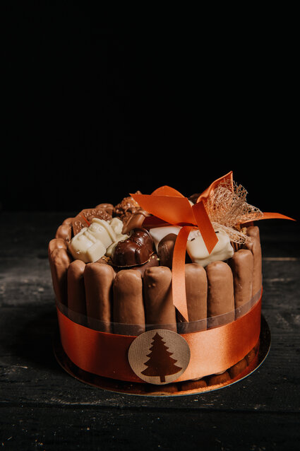 Pralinetaart afgewerkt met Kerst chocolade