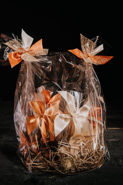 Geschenk met 3 zakjes verschillende producten en een doosje pralines
