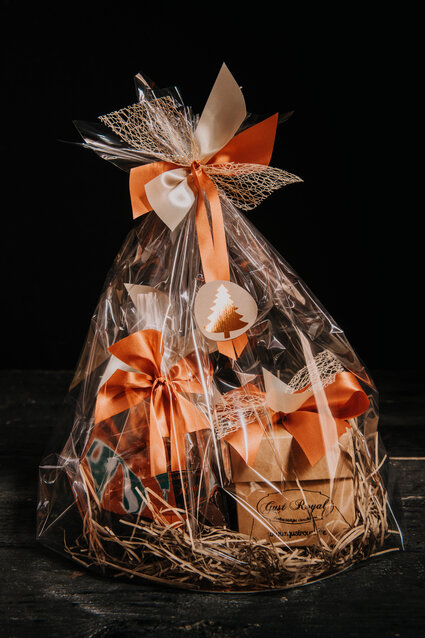 Geschenk met 2 zakjes verschillende producten en een doosje pralines